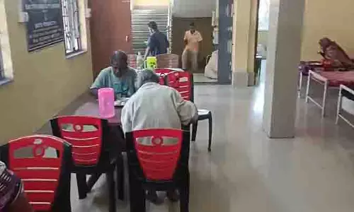 नगर पालिका के चलाए जा रहे shelter home से बासी खाने से तंग आकर लोग भाग रहे नगर पालिका के चलाए जा रहे shelter home से बासी खाने से तंग आकर लोग भाग रहे