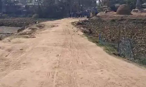 गांववालों ने Election से पहले सड़क बनाने की मांग को लेकर सड़क जाम किया