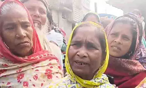 Malda गांव में हंगामा: पंचायत ने लक्ष्मी भंडार के तहत वृद्धावस्था भत्ता रोक दिया