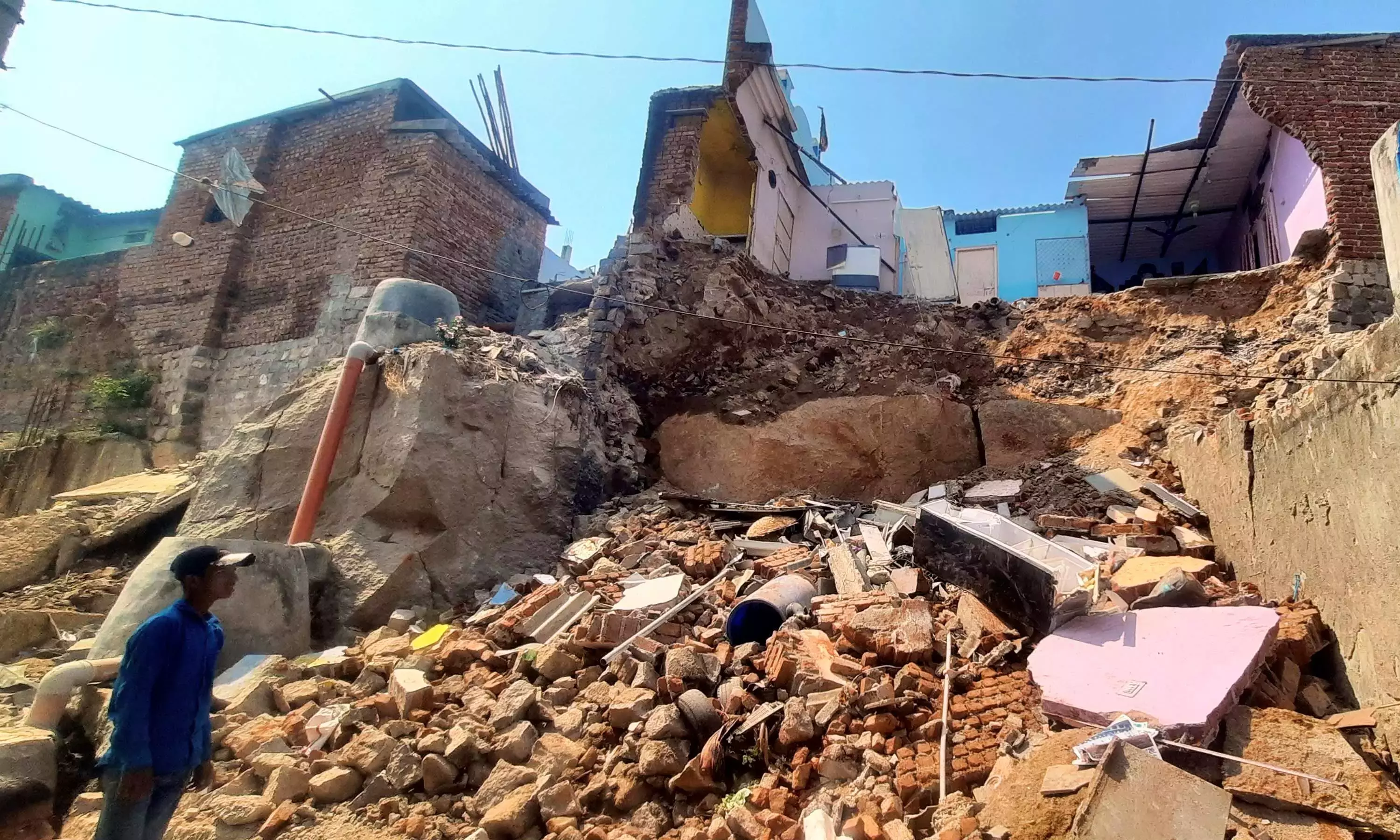 Telangana: ड्रेनेज फेल होने से दीवार गिरने से 4 लोगों का परिवार घायल