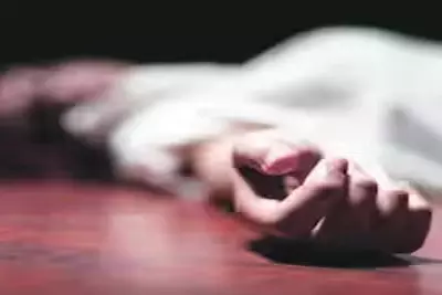 बेटे को फंदे पर लटकाकर खुद भी झूल गई महिला, मोहल्ले में फैली सनसनी बेटे को फंदे पर लटकाकर खुद भी झूल गई महिला, मोहल्ले में फैली सनसनी