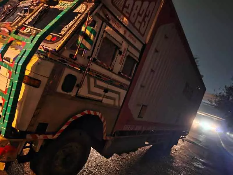 South-East Delhi: ट्रक की टक्कर से युवक की मौत, दूसरा गंभीर घायल South-East Delhi: ट्रक की टक्कर से युवक की मौत, दूसरा गंभीर घायल