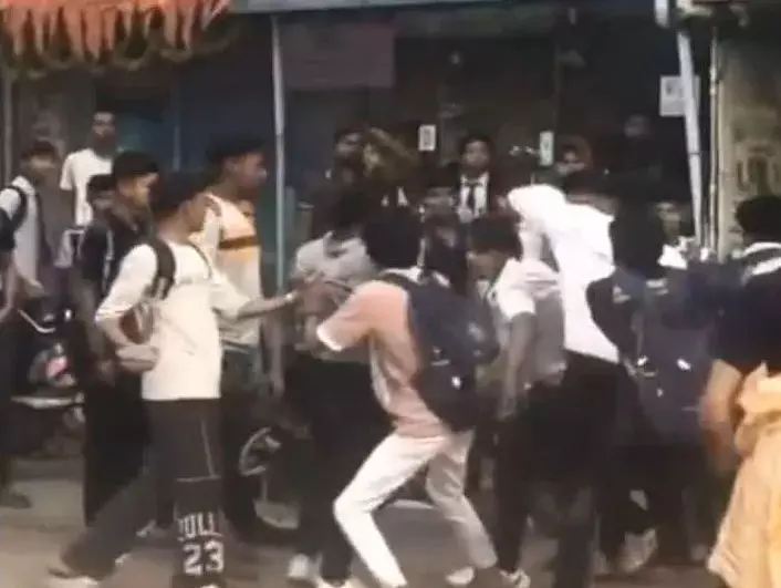 मालवीय रोड में स्टूडेंट्स के बीच मारपीट, गर्लफ्रेंड पर कमेंट को लेकर हुआ बवाल मालवीय रोड में स्टूडेंट्स के बीच मारपीट, गर्लफ्रेंड पर कमेंट को लेकर हुआ बवाल