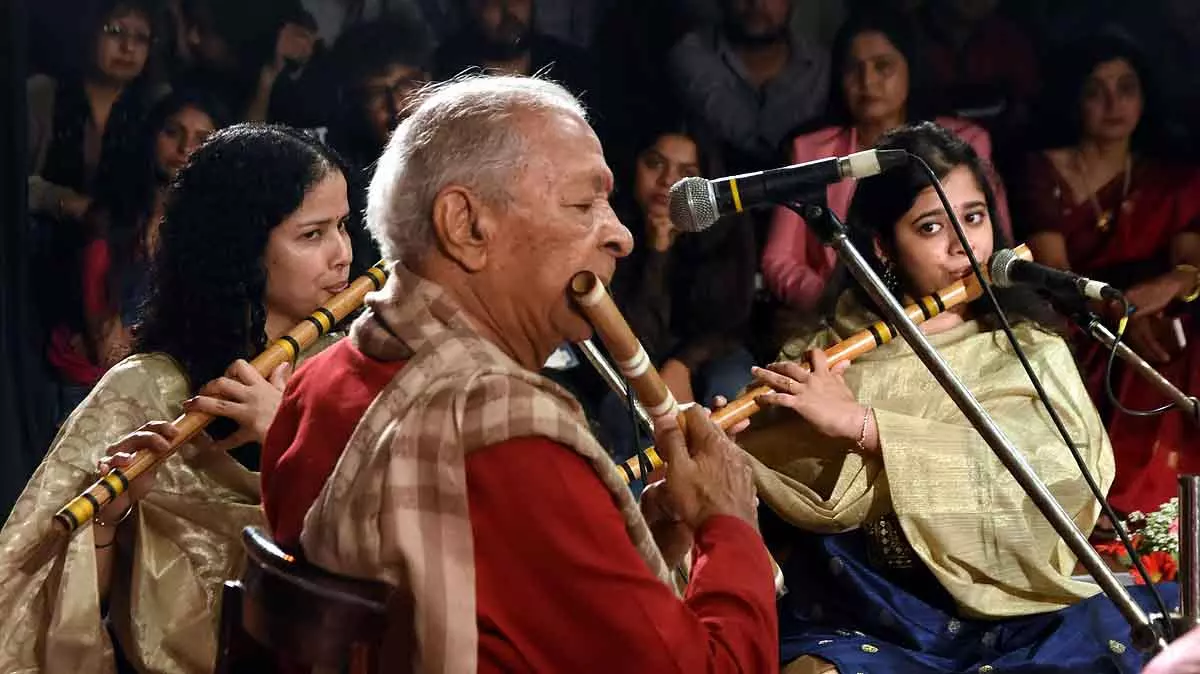 Bhopal : 87 साल के हरिप्रसाद चौरसिया की परफॉर्मेंस ने जीता दिल Bhopal : 87 साल के हरिप्रसाद चौरसिया की परफॉर्मेंस ने जीता दिल