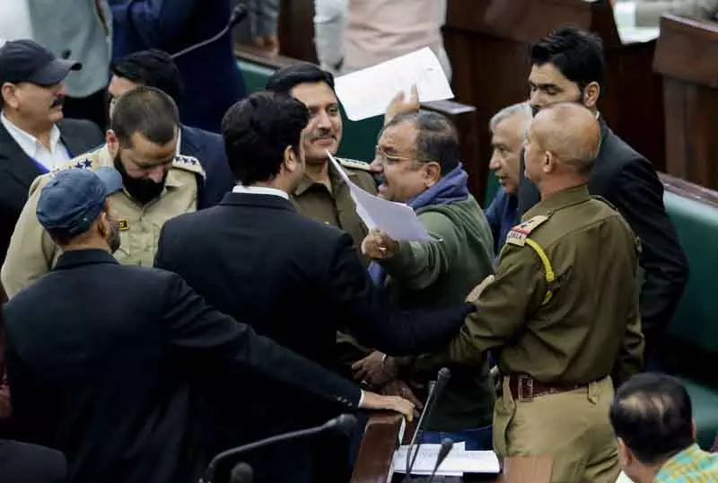 Jammu -Kashmir विधानसभा में बीजेपी विधायक के जमीन कब्ज़ा दावे पर हंगामा Jammu -Kashmir विधानसभा में बीजेपी विधायक के जमीन कब्ज़ा दावे पर हंगामा