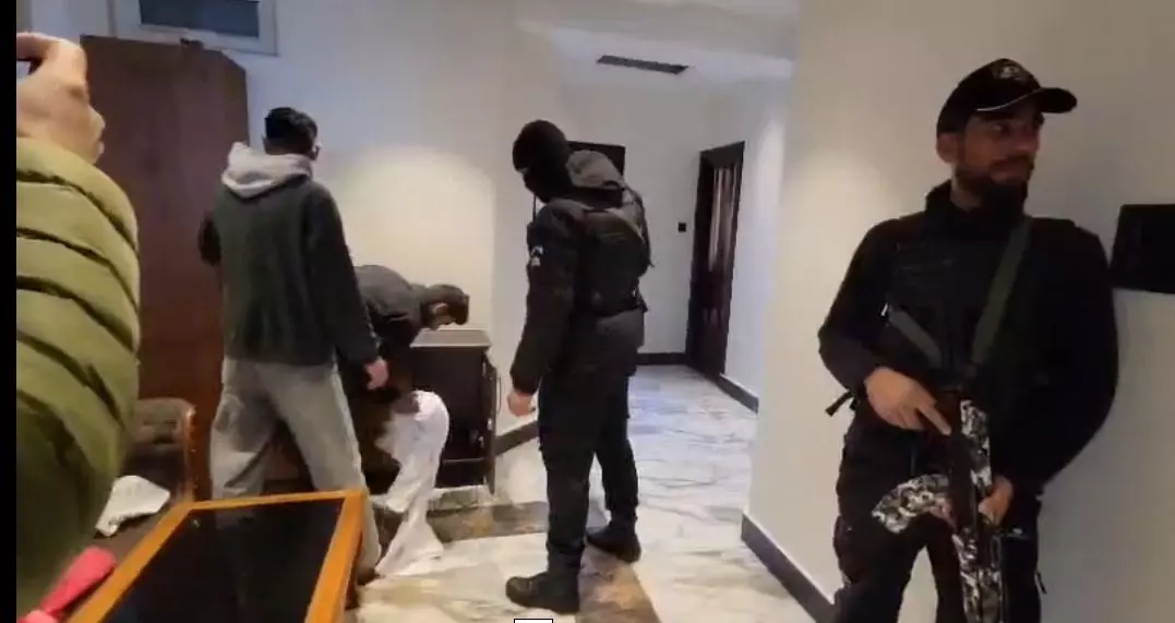 Srinagar:होटलों-गेस्ट हाउसों पर ताबड़तोड़ छापे Srinagar:होटलों-गेस्ट हाउसों पर ताबड़तोड़ छापे