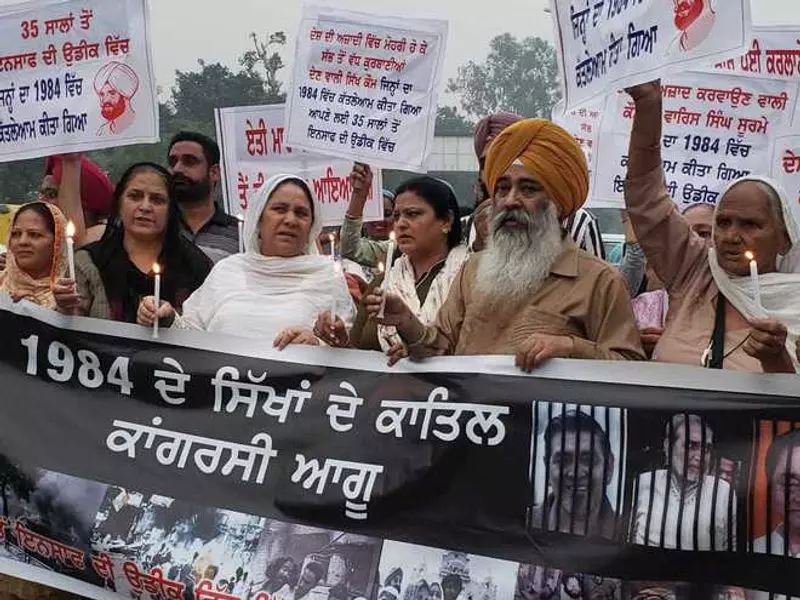 Hond चिल्लर हत्याकांड के पीड़ितों ने जंतर-मंतर पर विरोध प्रदर्शन किया Hond चिल्लर हत्याकांड के पीड़ितों ने जंतर-मंतर पर विरोध प्रदर्शन किया
