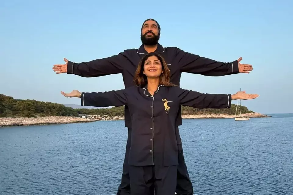 Shilpa Shetty ने पति राज कुंद्रा के साथ मशहूर टाइटैनिक पोज़ को फिर से बनाया Shilpa Shetty ने पति राज कुंद्रा के साथ मशहूर टाइटैनिक पोज़ को फिर से बनाया