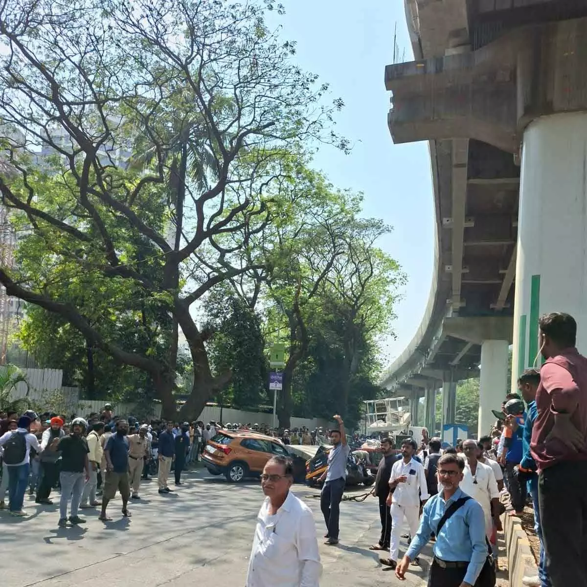 मेट्रो पिलर का हिस्सा ऑटो पर गिरा, कई लोग घायल मेट्रो पिलर का हिस्सा ऑटो पर गिरा, कई लोग घायल