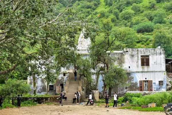 Jaipur: सदियों पुराना भूतेश्वर नाथ आकर्षण का केंद्र Jaipur: सदियों पुराना भूतेश्वर नाथ आकर्षण का केंद्र