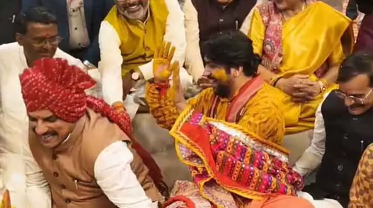 धीरेंद्र शास्त्री ने बागेश्वर धाम में शादी से पहले सामूहिक समारोह के दौरान CM को हल्दी लगाई धीरेंद्र शास्त्री ने बागेश्वर धाम में शादी से पहले सामूहिक समारोह के दौरान CM को हल्दी लगाई