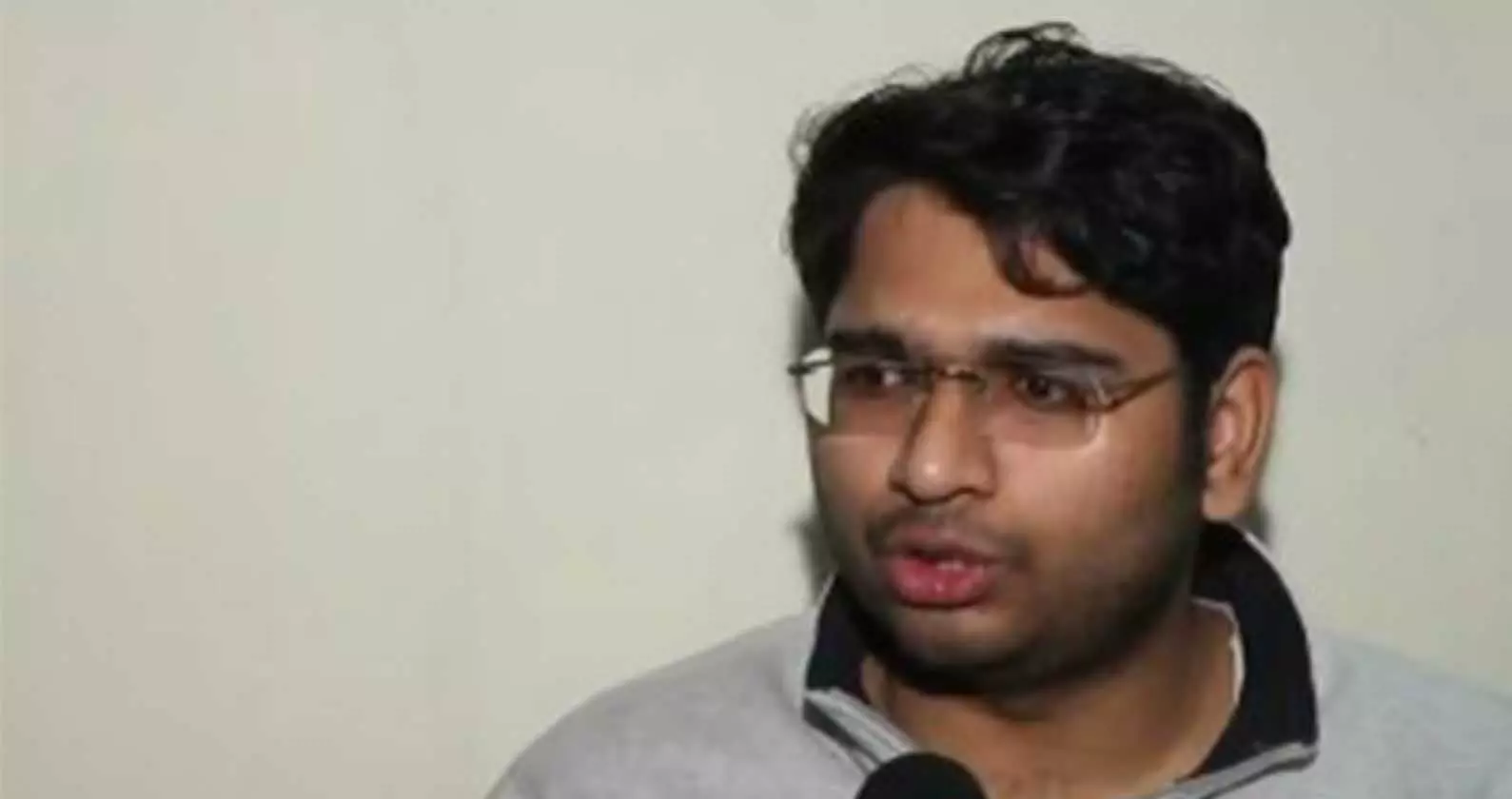 दिल्ली विश्वविद्यालय में पत्रकार पर कथित हमले पर ABVP और वाम दल आमने-सामने दिल्ली विश्वविद्यालय में पत्रकार पर कथित हमले पर ABVP और वाम दल आमने-सामने