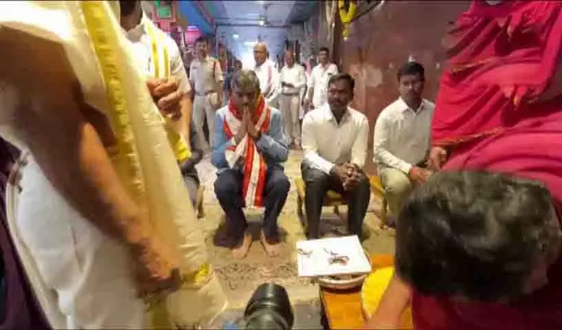 AP Budget की कॉपियां कनक दुर्गम्मा में रखी गईं; अधिकारियों ने पूजा की AP Budget की कॉपियां कनक दुर्गम्मा में रखी गईं; अधिकारियों ने पूजा की