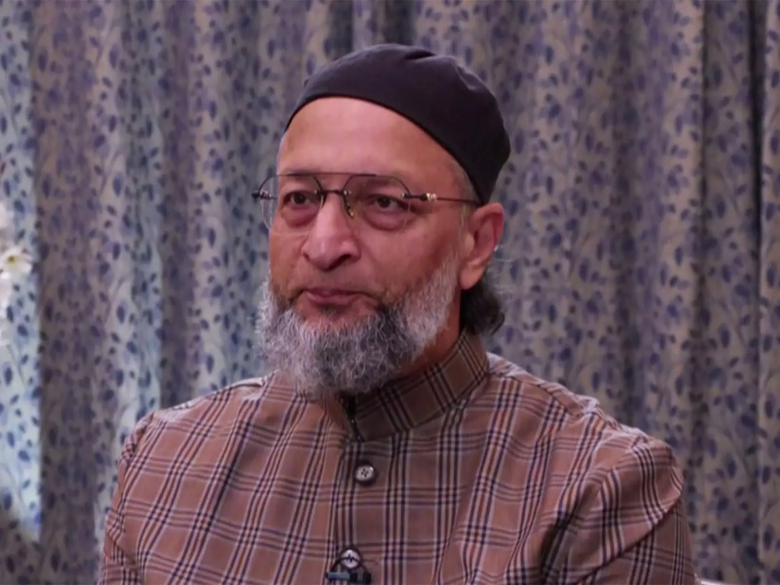 AIMIM प्रमुख ओवैसी ने हिजाब पहनी महिला को प्रधानमंत्री बनाने के अपने बयान को दोहराया AIMIM प्रमुख ओवैसी ने हिजाब पहनी महिला को प्रधानमंत्री बनाने के अपने बयान को दोहराया