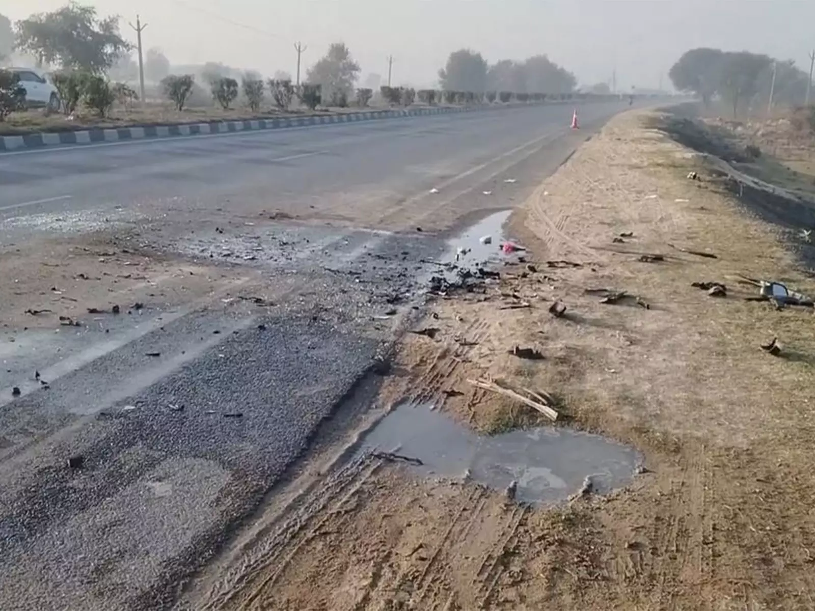 Jaipur के चाकसू में कार-ट्रक की टक्कर, पांच लोगों की मौत Jaipur के चाकसू में कार-ट्रक की टक्कर, पांच लोगों की मौत
