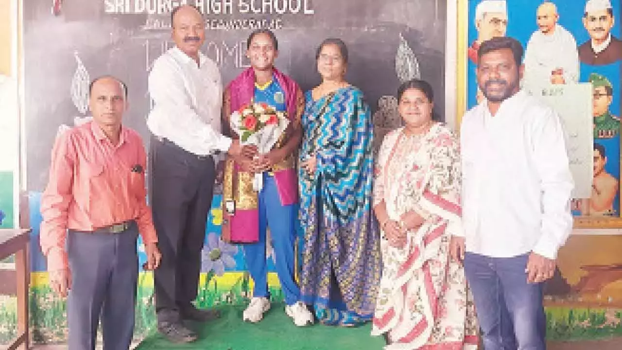 Telangana: अंडर-19 स्टार कीर्तना को मैच जिताने वाले प्रदर्शन के लिए सम्मानित किया गया Telangana: अंडर-19 स्टार कीर्तना को मैच जिताने वाले प्रदर्शन के लिए सम्मानित किया गया