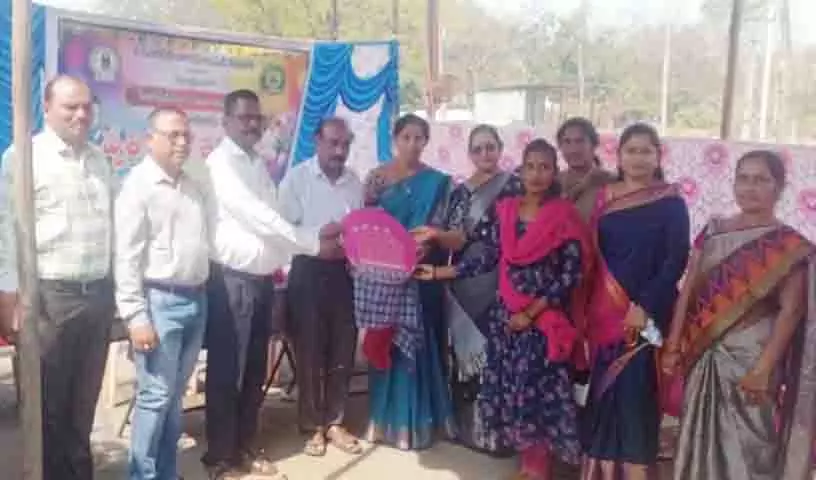 Singareni के नेताओं का कहना है कि महिलाओं को रसोई के अलावा भी बहुत कुछ करना चाहिए Singareni के नेताओं का कहना है कि महिलाओं को रसोई के अलावा भी बहुत कुछ करना चाहिए