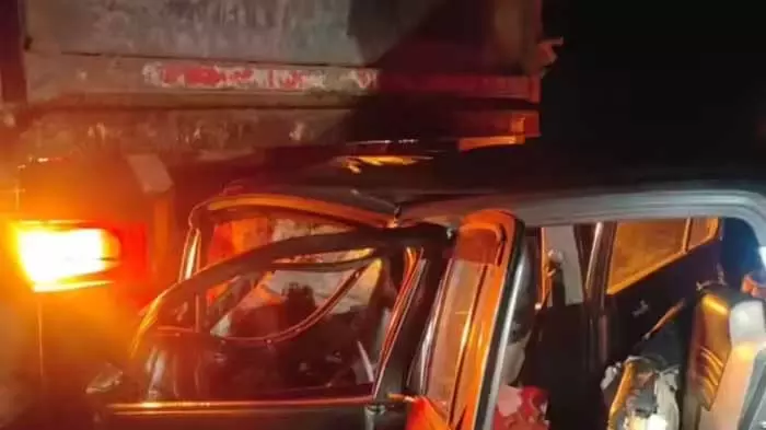 ट्रेलर से टक्कर, 5 लोगों की मौत...कार में बुरी तरह फंसे ट्रेलर से टक्कर, 5 लोगों की मौत...कार में बुरी तरह फंसे
