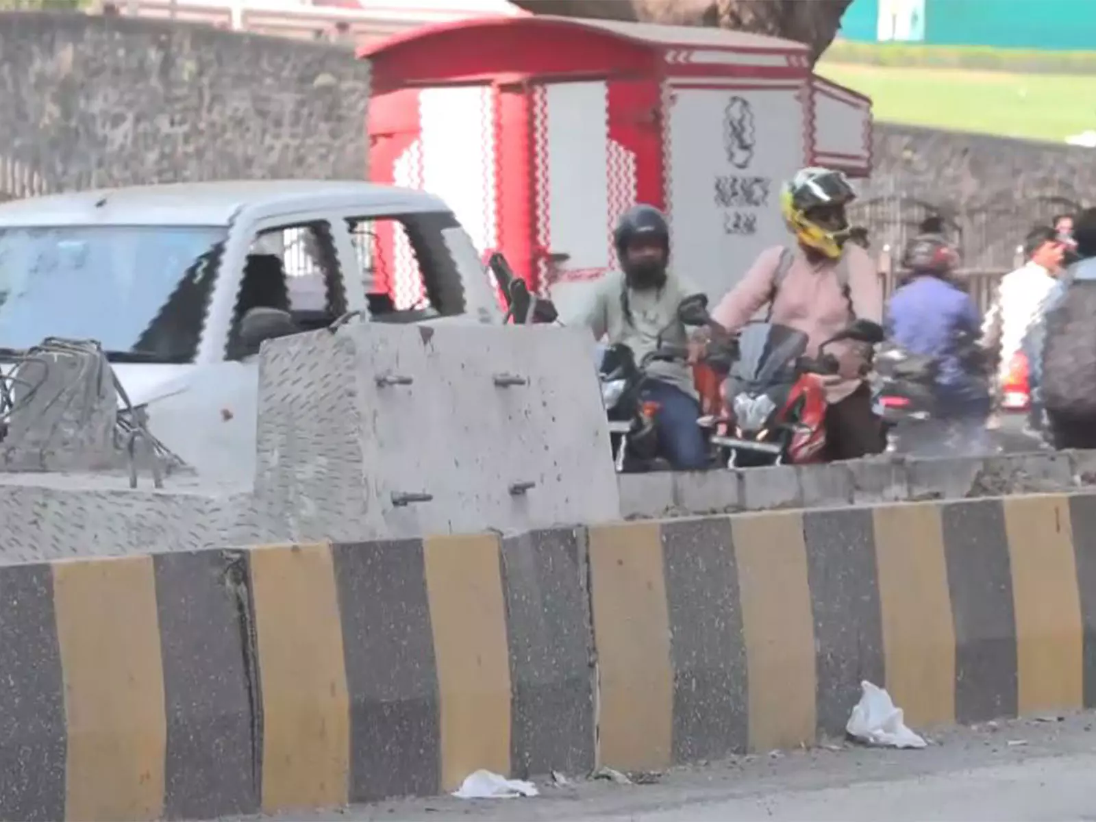 Mulund में मेट्रो स्तंभ गिरने से एक की मौत, तीन घायल Mulund में मेट्रो स्तंभ गिरने से एक की मौत, तीन घायल
