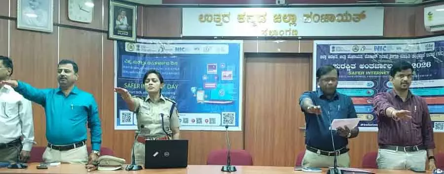 मोबाइल इस्तेमाल करते समय सावधान रहें: Allah Baksh मोबाइल इस्तेमाल करते समय सावधान रहें: Allah Baksh