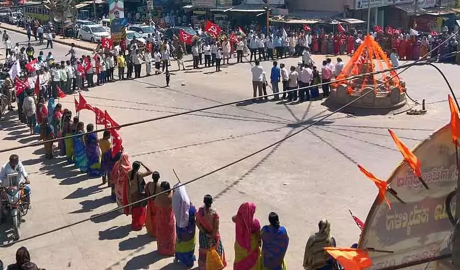 Gajendragarh : ऑल इंडिया मस्करा के समर्थन में विरोध प्रदर्शन Gajendragarh : ऑल इंडिया मस्करा के समर्थन में विरोध प्रदर्शन