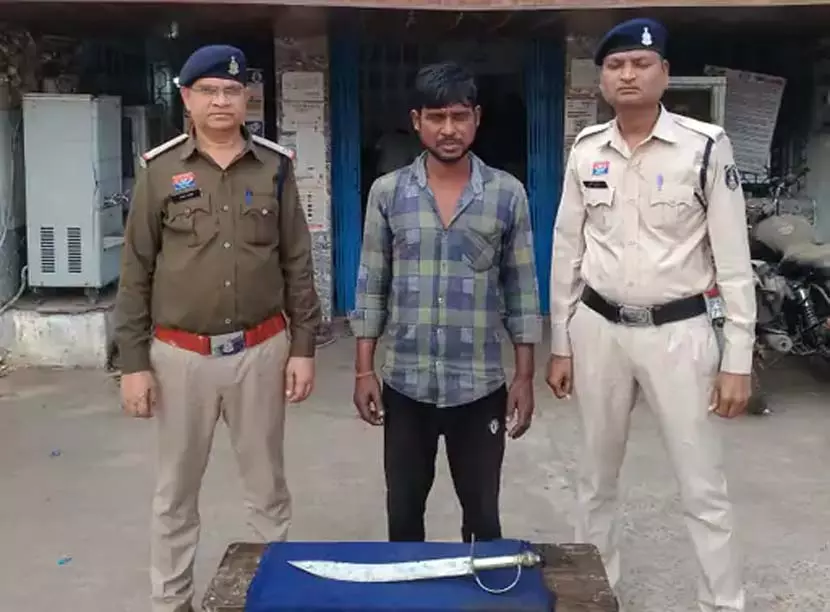 पारिवारिक विवाद बना हिंसक: भाई पर तलवार से हमला, आरोपी गिरफ्तार पारिवारिक विवाद बना हिंसक: भाई पर तलवार से हमला, आरोपी गिरफ्तार