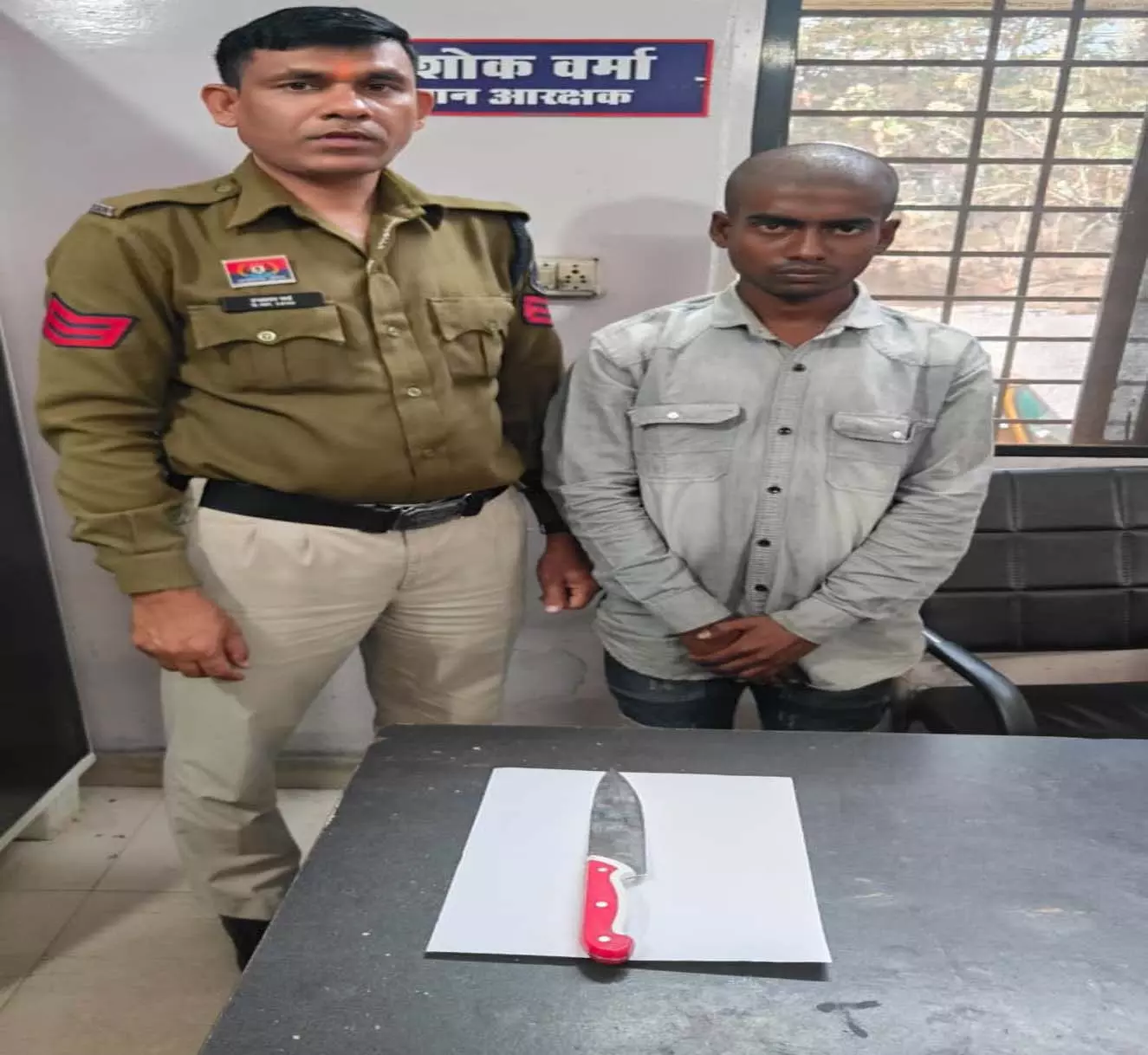 रायपुर में धारदार चाकू के साथ युवक गिरफ्तार, आम लोगों को डरा रहा था आरोपी रायपुर में धारदार चाकू के साथ युवक गिरफ्तार, आम लोगों को डरा रहा था आरोपी