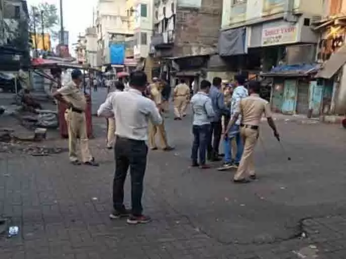 Budhwar Peth में सनसनी: 4 नाबालिग लड़कियां सीक्रेट कमरे में बंद मिलीं Budhwar Peth में सनसनी: 4 नाबालिग लड़कियां सीक्रेट कमरे में बंद मिलीं
