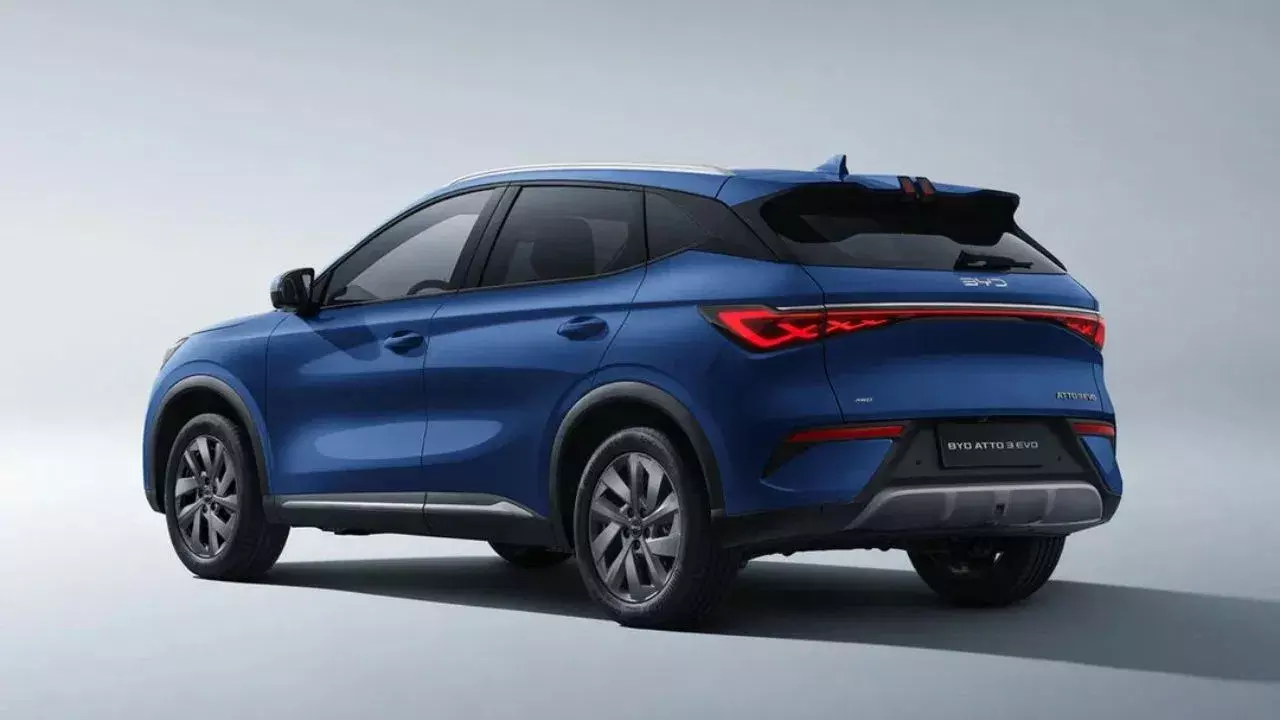 BYD ने बड़ी बैटरी के साथ पेश की Atto 3 Evo, 500 किलोमीटर से ज्यादा की रेंज BYD ने बड़ी बैटरी के साथ पेश की Atto 3 Evo, 500 किलोमीटर से ज्यादा की रेंज