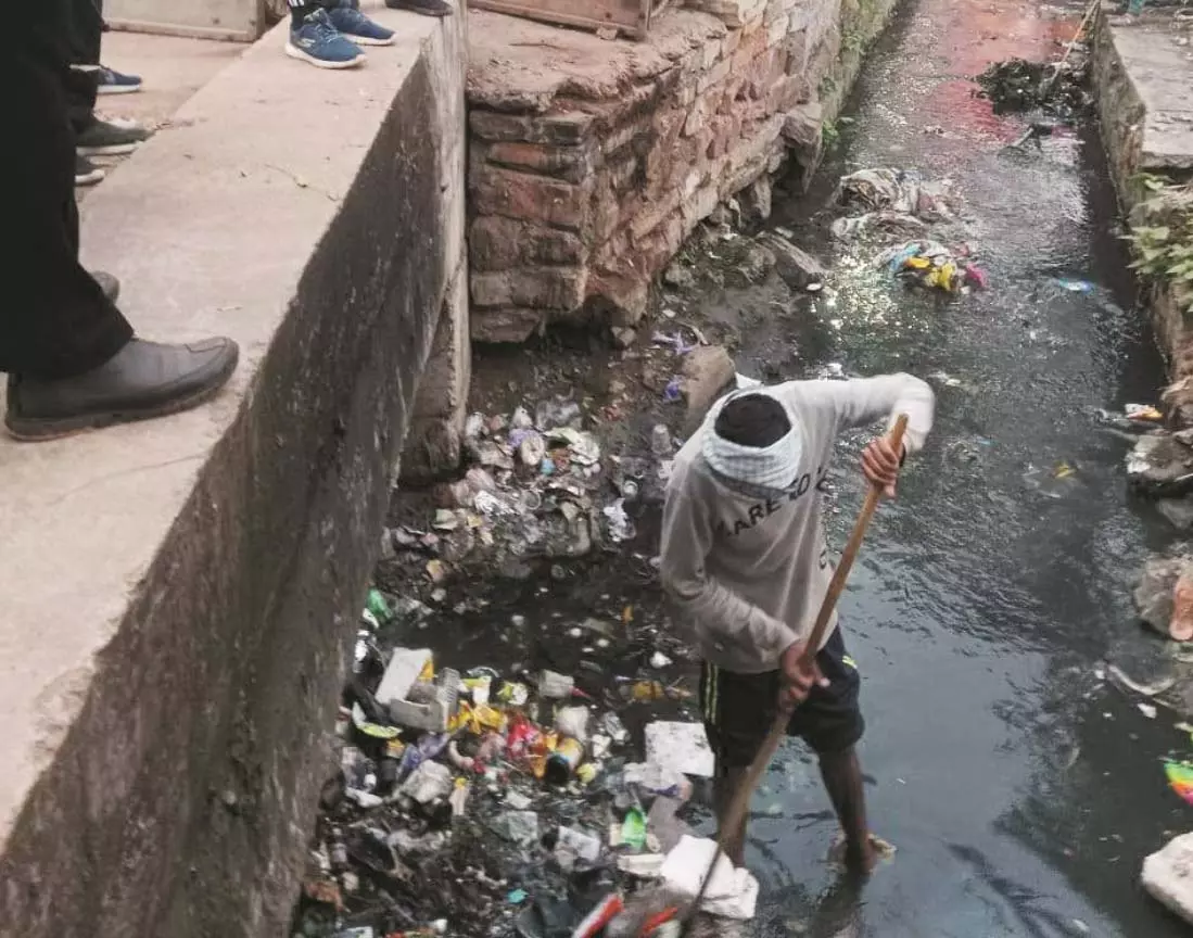 स्वच्छता सर्वेक्षण की तैयारी तेज: राजनांदगांव में महापौर और आयुक्त ने संभाली कमान स्वच्छता सर्वेक्षण की तैयारी तेज: राजनांदगांव में महापौर और आयुक्त ने संभाली कमान