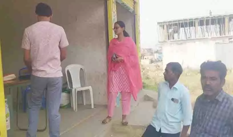 मंडल Agriculture Officer ने डीलरों को सरकारी रेट पर खाद बेचने की चेतावनी दी मंडल Agriculture Officer ने डीलरों को सरकारी रेट पर खाद बेचने की चेतावनी दी