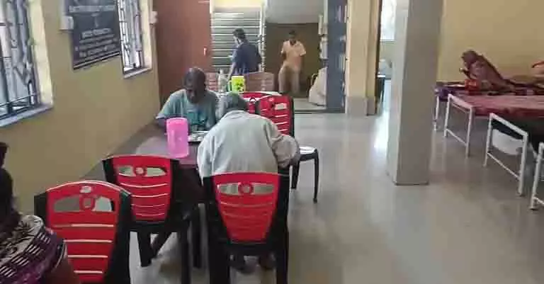 नगर पालिका के चलाए जा रहे shelter home से बासी खाने से तंग आकर लोग भाग रहे नगर पालिका के चलाए जा रहे shelter home से बासी खाने से तंग आकर लोग भाग रहे