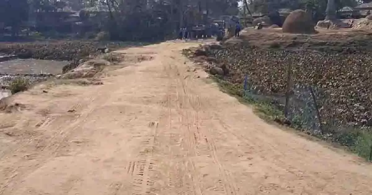 गांववालों ने Election से पहले सड़क बनाने की मांग को लेकर सड़क जाम किया गांववालों ने Election से पहले सड़क बनाने की मांग को लेकर सड़क जाम किया