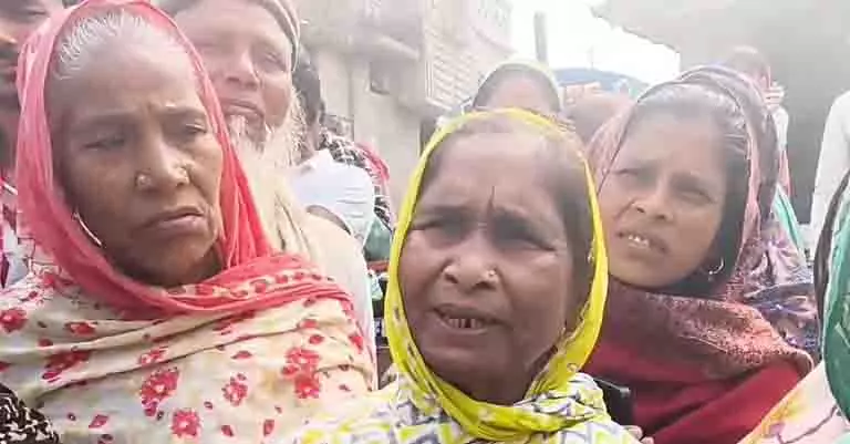 Malda गांव में हंगामा: पंचायत ने लक्ष्मी भंडार के तहत वृद्धावस्था भत्ता रोक दिया Malda गांव में हंगामा: पंचायत ने लक्ष्मी भंडार के तहत वृद्धावस्था भत्ता रोक दिया