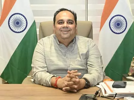 दिल्ली: नांगलोई में नियमों का उल्लंघन करने वाले 10 खुदरा दवा विक्रेताओं पर कार्रवाई दिल्ली: नांगलोई में नियमों का उल्लंघन करने वाले 10 खुदरा दवा विक्रेताओं पर कार्रवाई