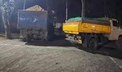 Sidhi: अवैध खनिज परिवहन पर कड़ा प्रहार, दो ट्रेलर-ट्रक पत्थर सहित जब्त