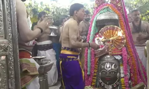 आज तड़के ढाई बजे खुल गए थे महाकाल मंदिर के पट, भस्म आरती Video आज तड़के ढाई बजे खुल गए थे महाकाल मंदिर के पट, भस्म आरती Video