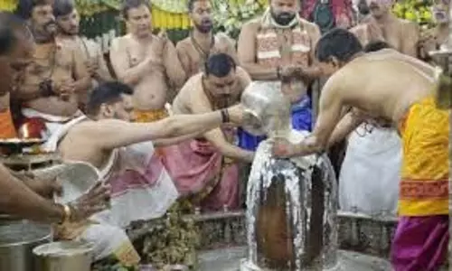 Ujjain:सिंगापुर-स्विट्जरलैंड के फूलों से सजा महाकाल मंदिर,महाशिवरात्रि पर 44 घंटे होंगे दर्शन Ujjain:सिंगापुर-स्विट्जरलैंड के फूलों से सजा महाकाल मंदिर,महाशिवरात्रि पर 44 घंटे होंगे दर्शन