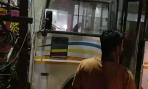 बस का कहर, युवती को ठोकर मारकर जा टकराई बिजली पोल से