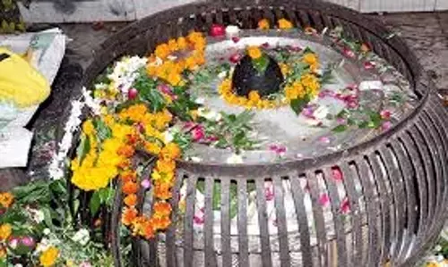 UP News : नागेश्वर नाथ मंदिर में पूरे हुए विवाह लोकाचार, आज निकलेगी बाबा की बरात UP News : नागेश्वर नाथ मंदिर में पूरे हुए विवाह लोकाचार, आज निकलेगी बाबा की बरात