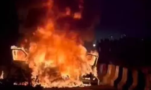 Nashik: भाजपा सांसद की कार बनी आग का गोला, बाल-बाल बचे Nashik: भाजपा सांसद की कार बनी आग का गोला, बाल-बाल बचे