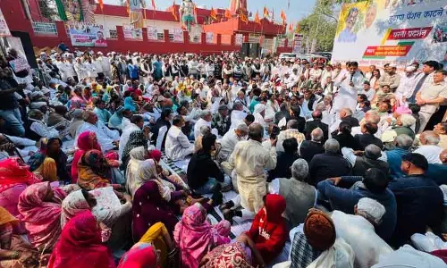 बुजुर्ग पेंशन बंद करने के विरोध में कांग्रेस ने Sonipat में किया प्रदर्शन बुजुर्ग पेंशन बंद करने के विरोध में कांग्रेस ने Sonipat में किया प्रदर्शन