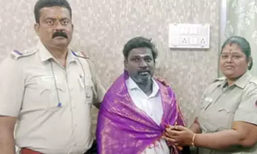 महिला का खोया हुआ हार: Hospital कर्मचारी ने पुलिस को सौंप दिया महिला का खोया हुआ हार: Hospital कर्मचारी ने पुलिस को सौंप दिया