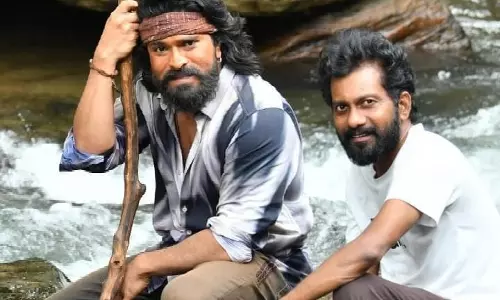 Ram Charan ने ‘पेड्डी’ मेकर Buchi Babu Sana के जुनून की तारीफ़ की Ram Charan ने ‘पेड्डी’ मेकर Buchi Babu Sana के जुनून की तारीफ़ की