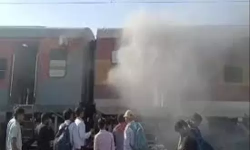 Bengal:कटवा स्टेशन पर खड़ी ट्रेन के डिब्बे में लगी आग Bengal:कटवा स्टेशन पर खड़ी ट्रेन के डिब्बे में लगी आग