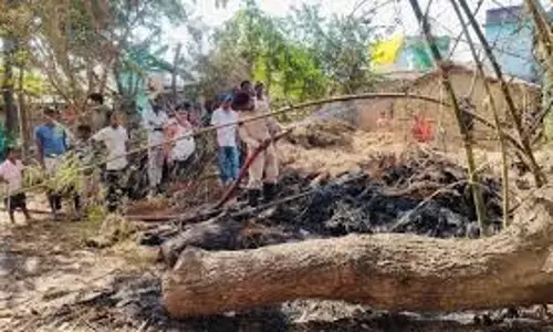 Jharkhand: आग लगने से 1.50 लाख रुपये का धान और पुआल जलकर राख Jharkhand: आग लगने से 1.50 लाख रुपये का धान और पुआल जलकर राख