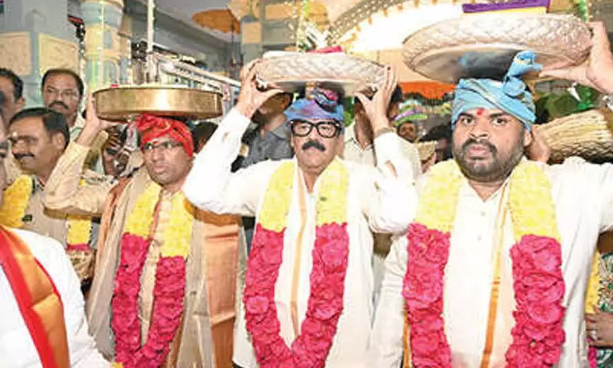 Andhra: श्रीकालहस्तीश्वर स्वामी को रेशम के वस्त्र चढ़ाए गए Andhra: श्रीकालहस्तीश्वर स्वामी को रेशम के वस्त्र चढ़ाए गए