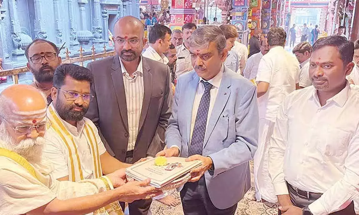 Andhra: बजट पेश करने से पहले देवी दुर्गा के सामने रखी गईं बजट की कॉपियां Andhra: बजट पेश करने से पहले देवी दुर्गा के सामने रखी गईं बजट की कॉपियां