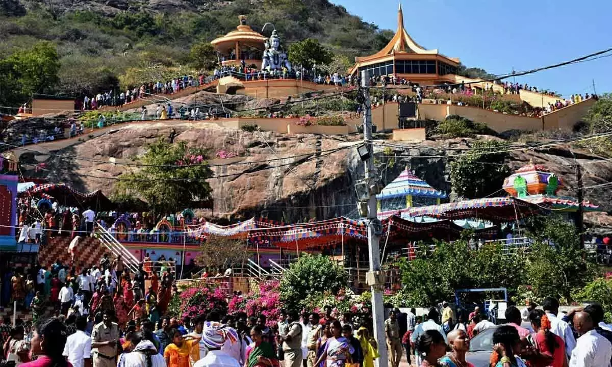 Andhra और तेलंगाना में महाशिवरात्रि के मौके पर शिव मंदिरों में भक्तों की भीड़ उमड़ी Andhra और तेलंगाना में महाशिवरात्रि के मौके पर शिव मंदिरों में भक्तों की भीड़ उमड़ी
