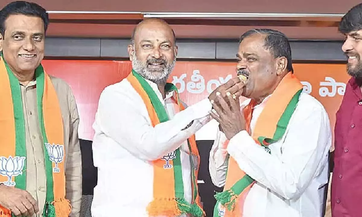 Telangana: KNR में BJP को मेयर पद न देने के लिए पार्टियों ने मिलकर काम किया Telangana: KNR में BJP को मेयर पद न देने के लिए पार्टियों ने मिलकर काम किया